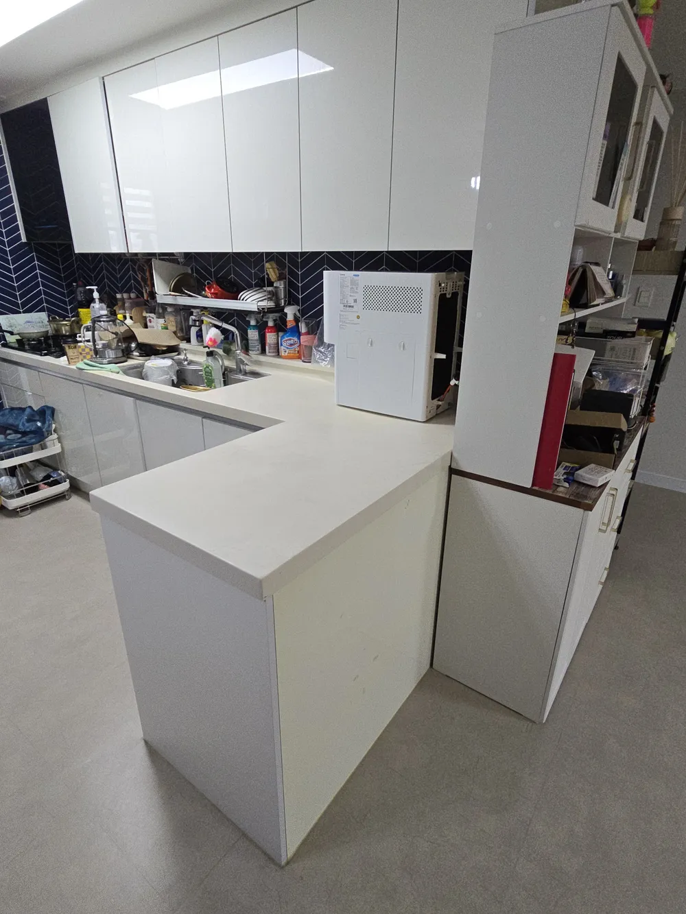 아일랜드식탁 리폼 전 ㄱ자로 꺾여 나온 상판과 키큰장 모습
